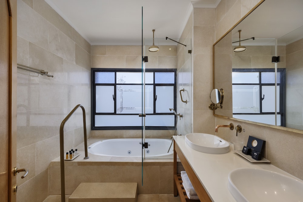 Deluxe Suite, Jetted Tub - Photo 3