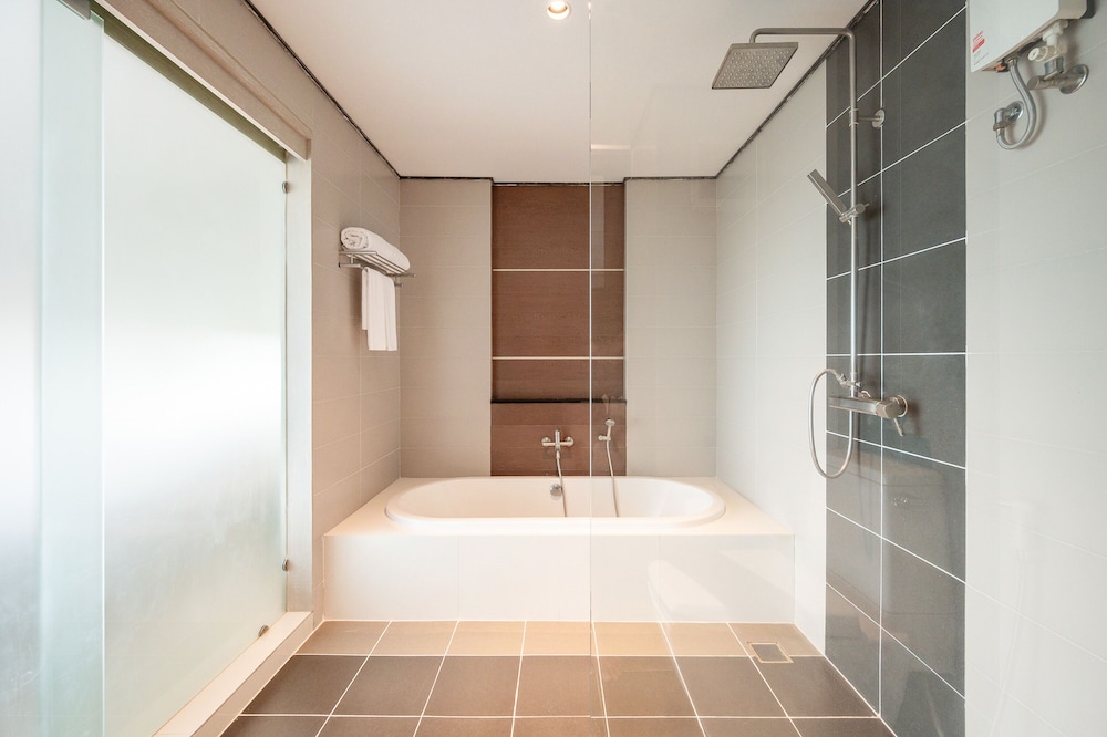 Suite, 1 Bedroom - Photo 11