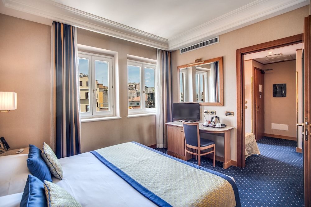 Triple Room thumbnail 5