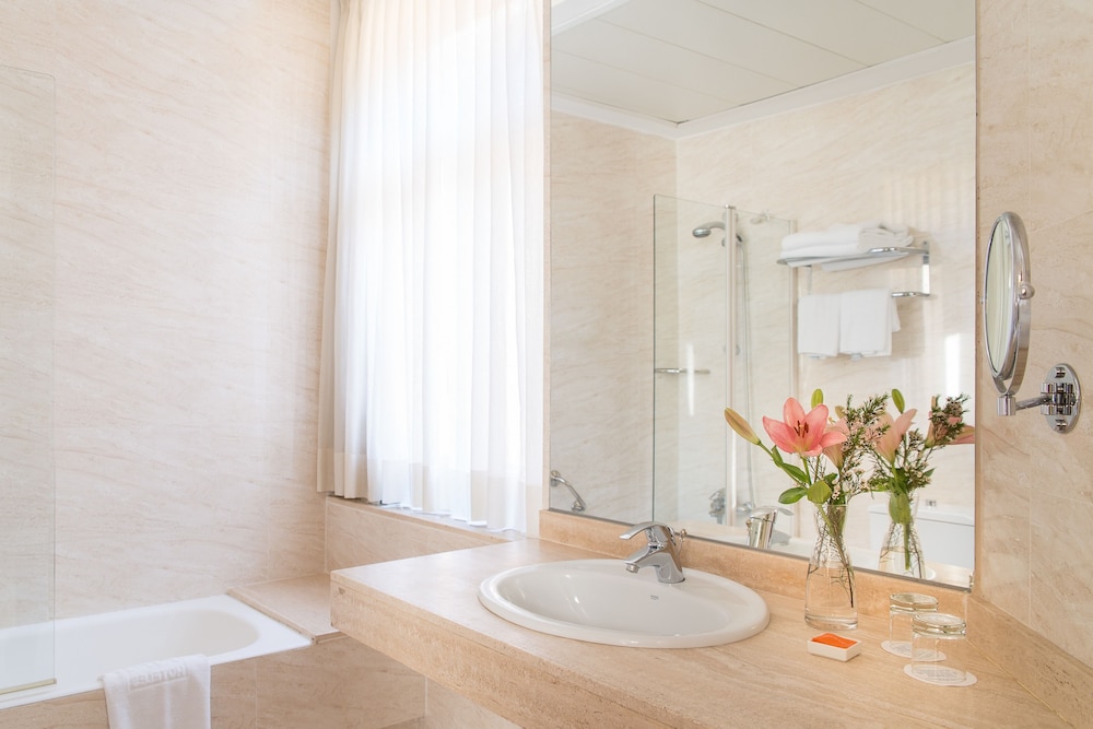 Superior Twin Room (Alhambra) - Photo 7