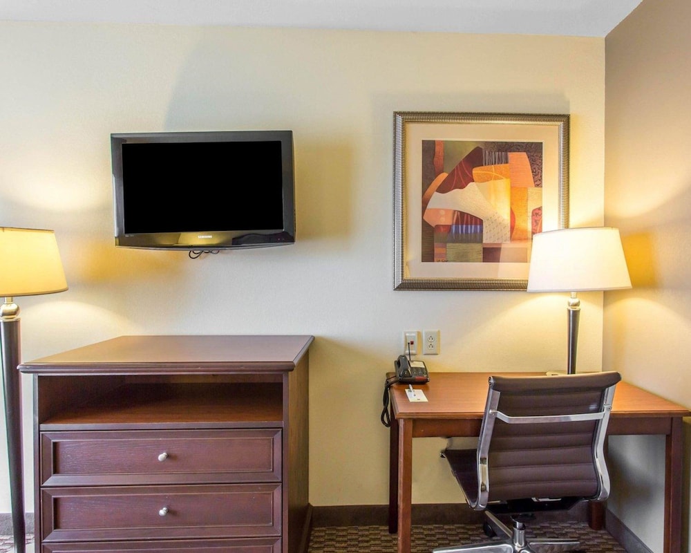 Standard Room, 2 Queen Beds, Non Smoking - Photo 6