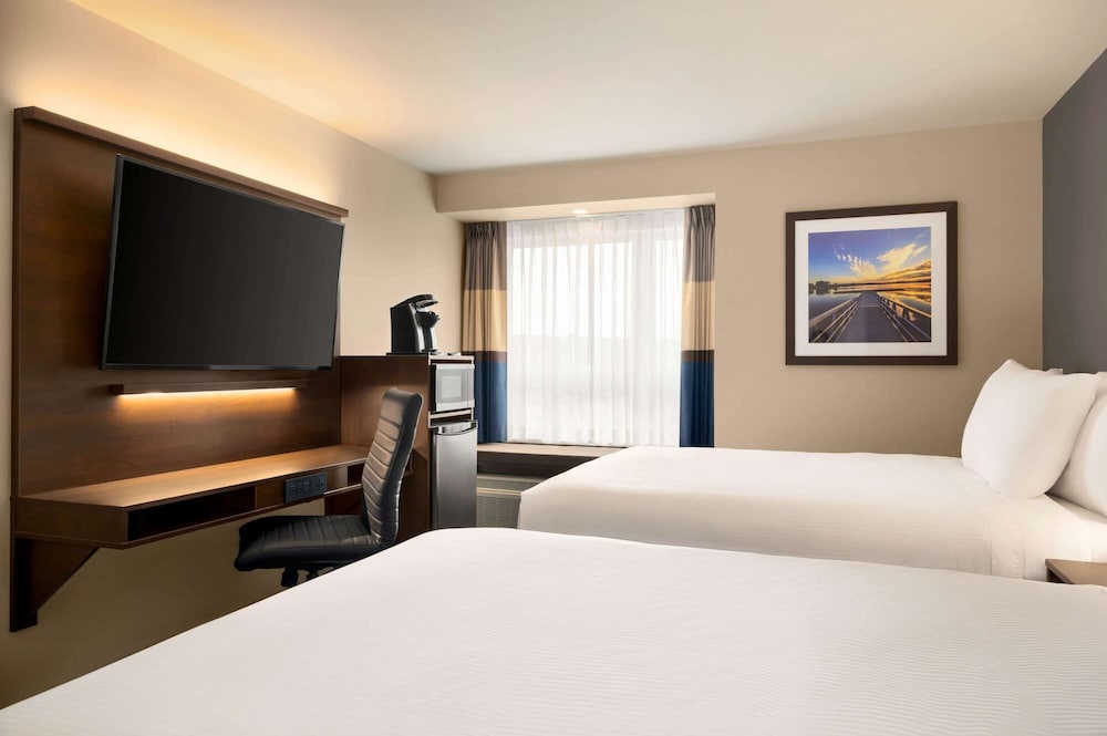 Room, 2 Queen Beds, Non Smoking (Shower/Tub Combo) photo 1