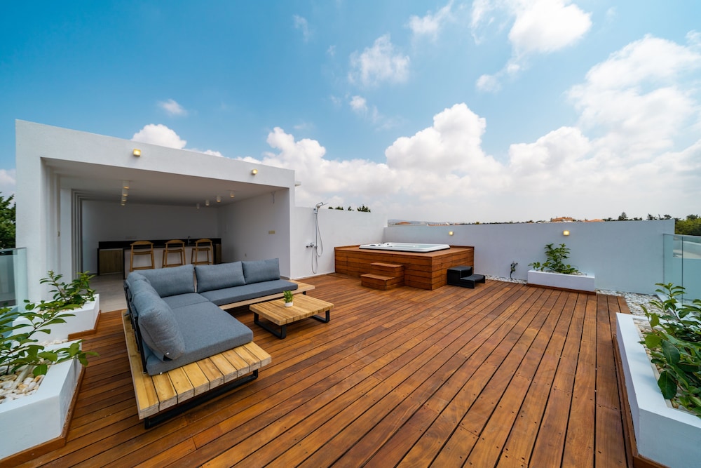 Executive Three-Bedroom Penthouse with Sea view & Jacuzzi photo 1