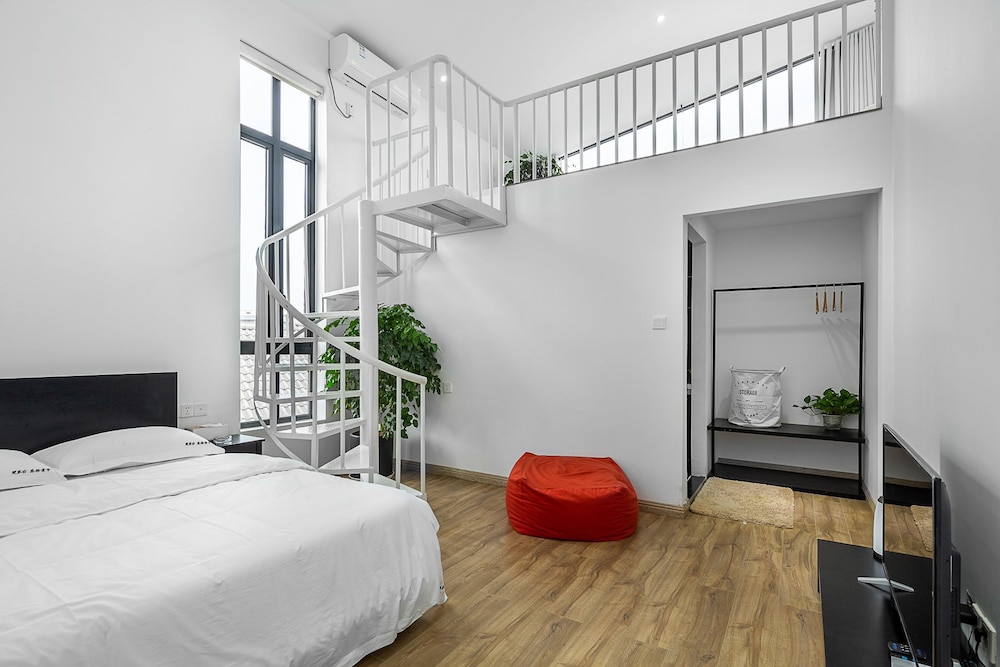 Loft - Photo 1