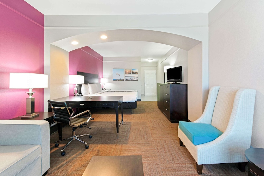 Suite, 1 King Bed, Accessible, Non Smoking (Bathtub) - Photo 1