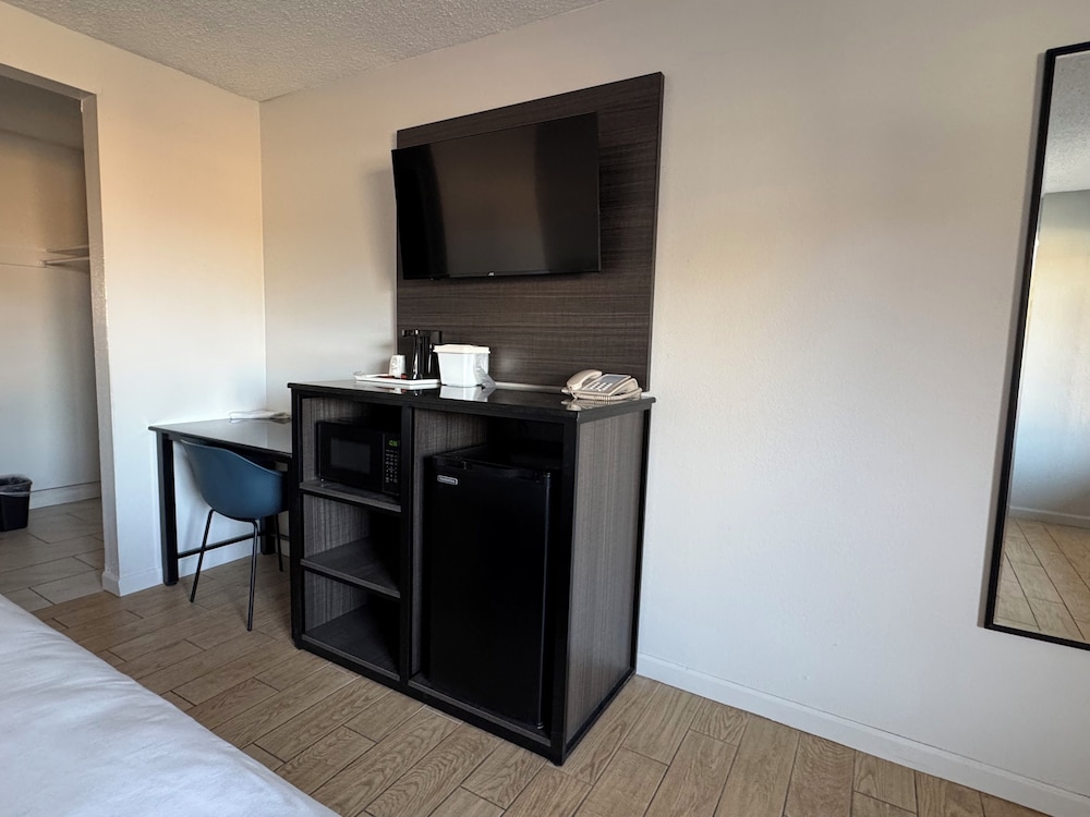 Single Room, 1 King Bed, Non Smoking photo 3