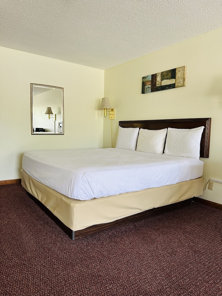 Classic Suite, 1 King Bed (1 Person) photo 1