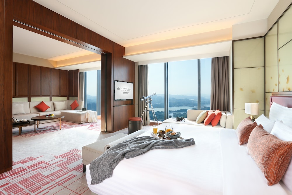 Superior Suite, 1 King Bed, Club Lounge Access - Photo 1