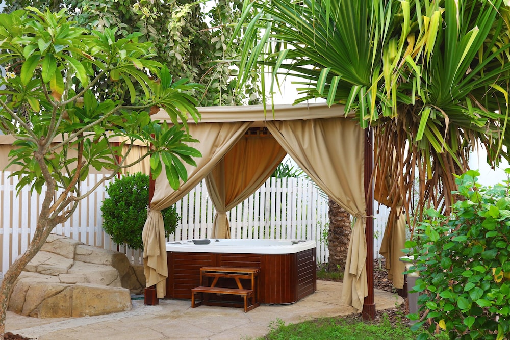 Suite (with Outside Jacuzzi) thumbnail 5