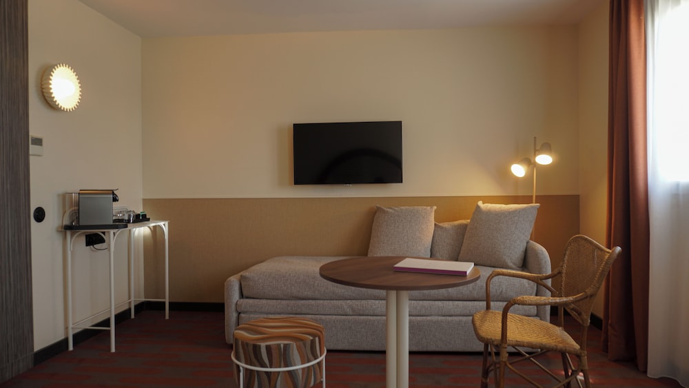 Junior Suite, 1 Double Bed with Sofa bed - Photo 3