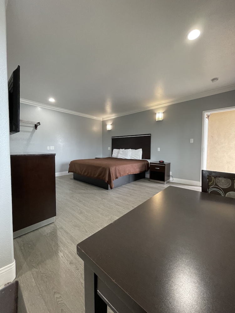 Deluxe Suite, 1 King Bed, Kitchenette