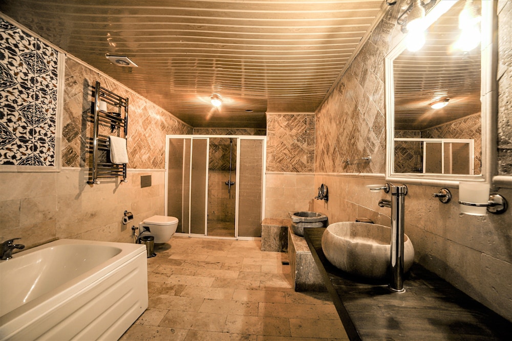 Premium Suite, Jetted Tub (Triple) - Photo 11