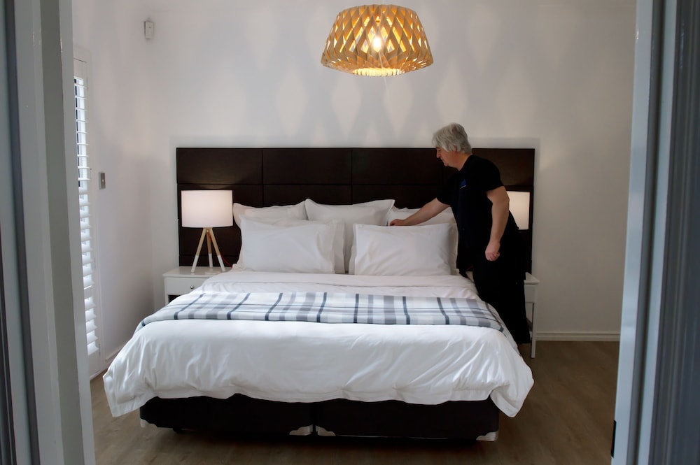 Luxury Suite, 1 King Bed, Kitchenette, Courtyard View photo 2