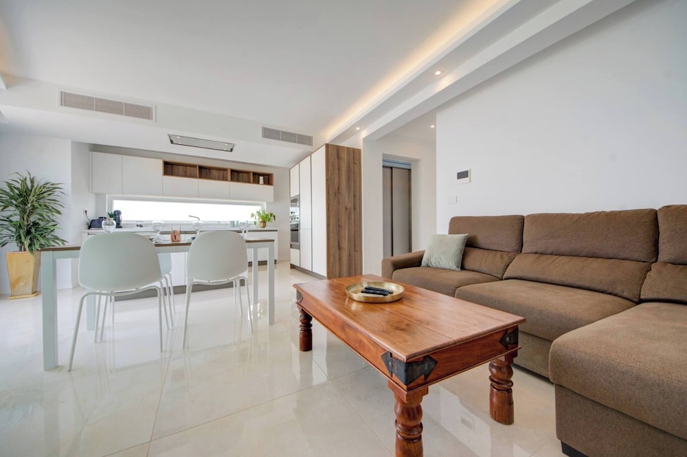 Apartment, 3 Bedrooms, Smoking, Private Pool