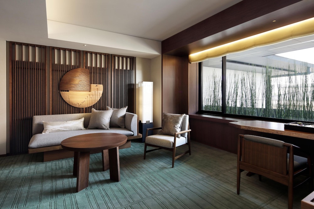 Deluxe Suite, 1 King Bed, City View - Photo 1