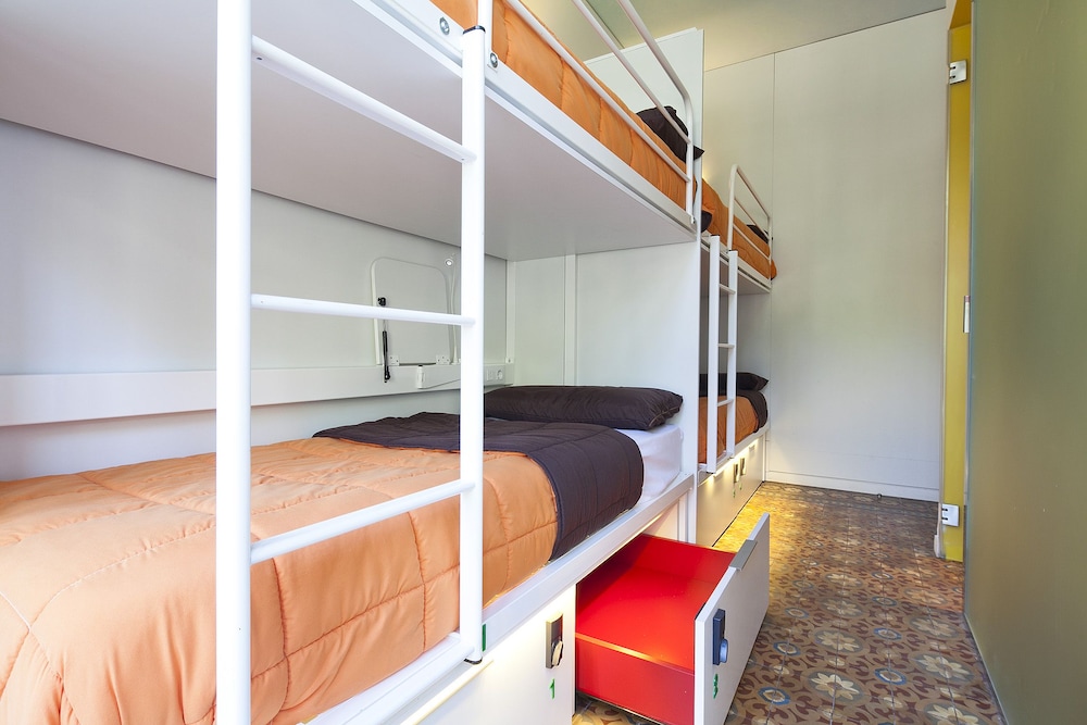 Dormitorio Compartido, Dormitorio Mixto (Dormitorio de 16 Camas)