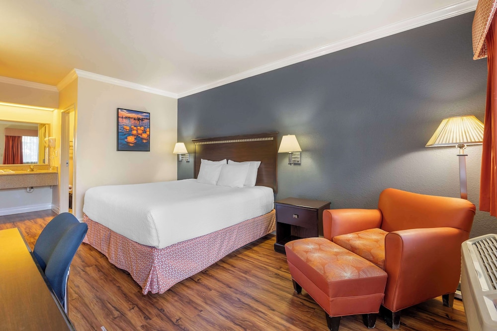 Standard Room, 1 King Bed, Non Smoking, Refrigerator & Microwave - Photo 1