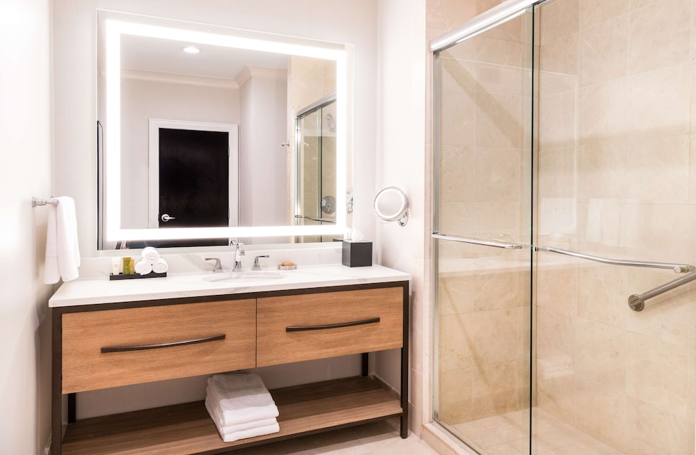 Executive Parlor Suite, 1 King & 1 Sofa bed, Business Lounge Access, Accessible (Hearing) - Photo 6