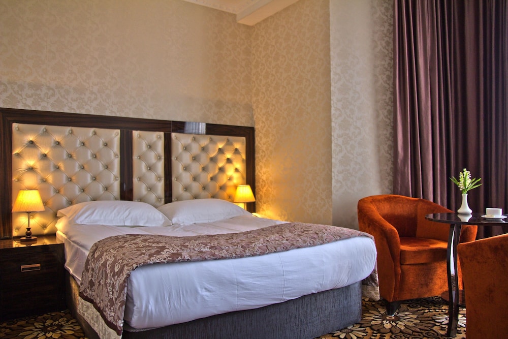 Deluxe Room, 1 King Bed photo 1