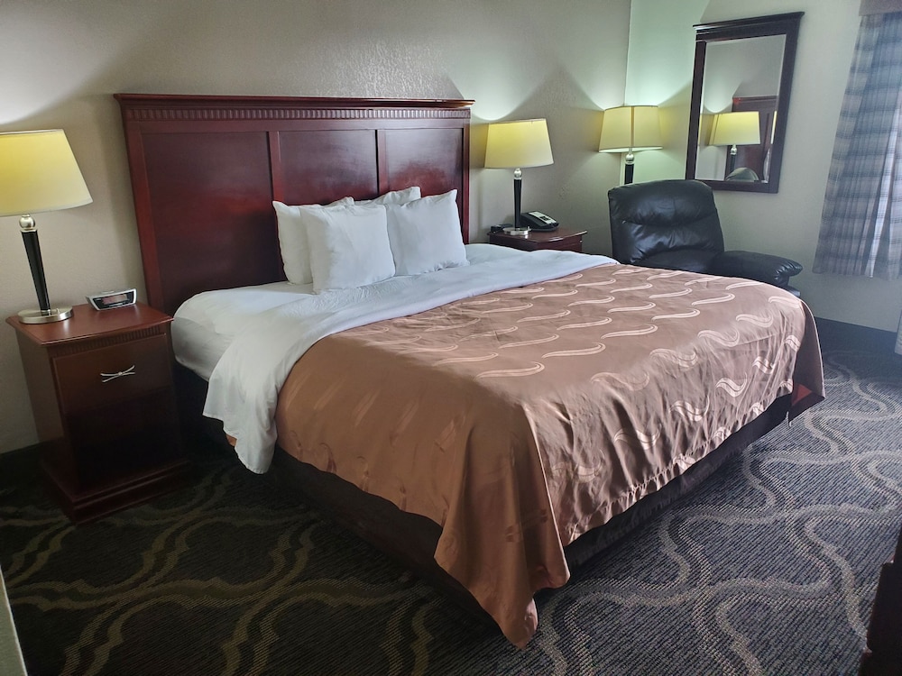 Standard Room, 1 King Bed, Non Smoking - Photo 3