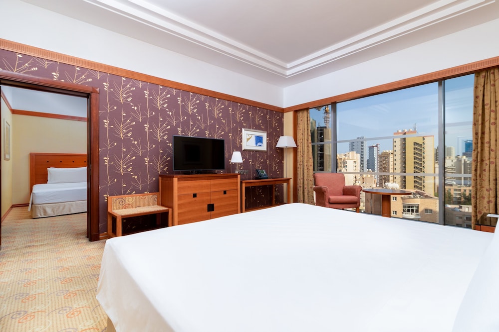 Premium Room, 1 King Bed, Pool View - Photo 9
