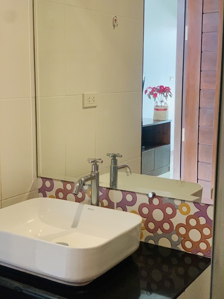 Deluxe Double Or Twin Room, Pool Access photo 3