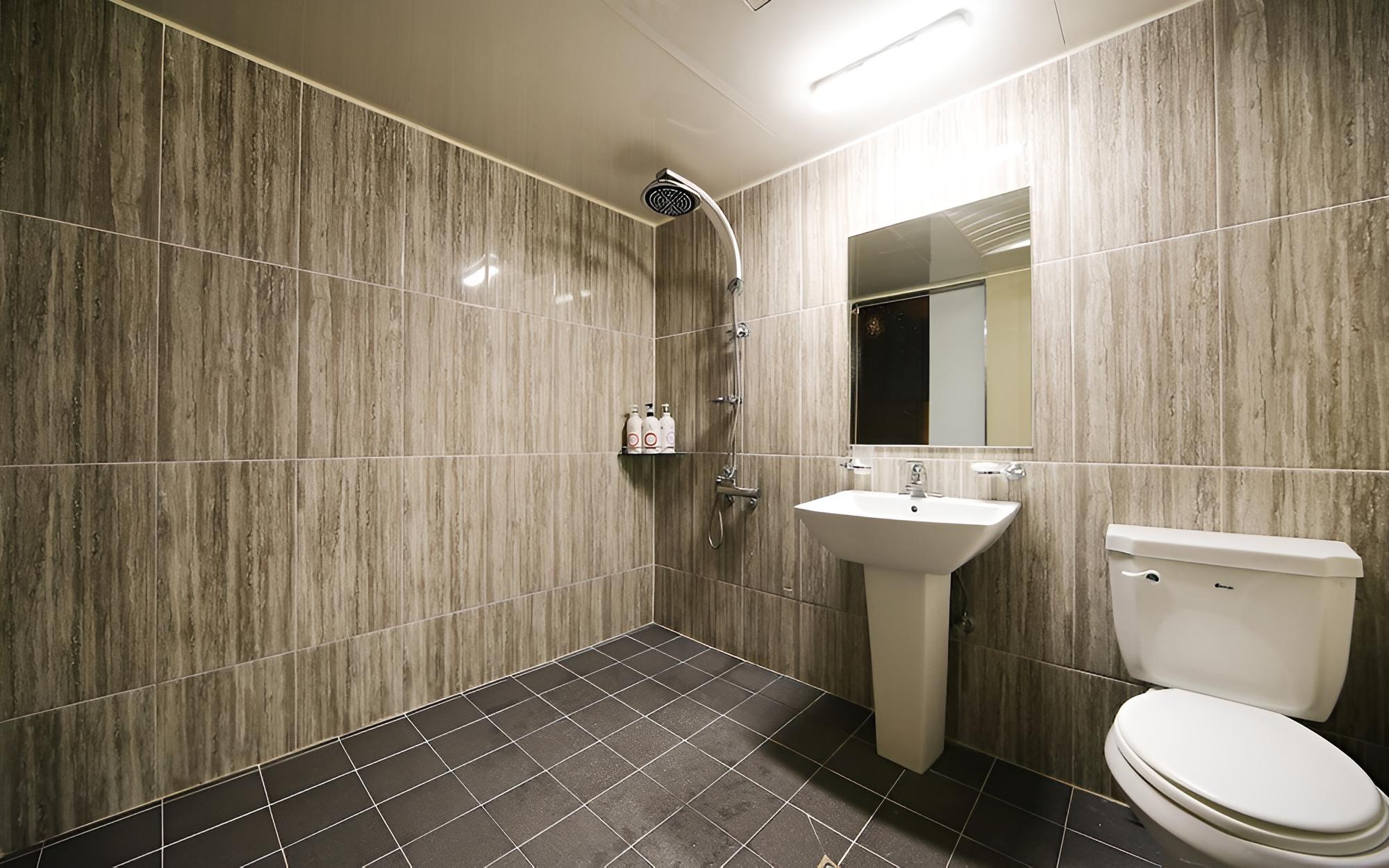 Room (Standard - Inquiry at the front of th) - Photo 4