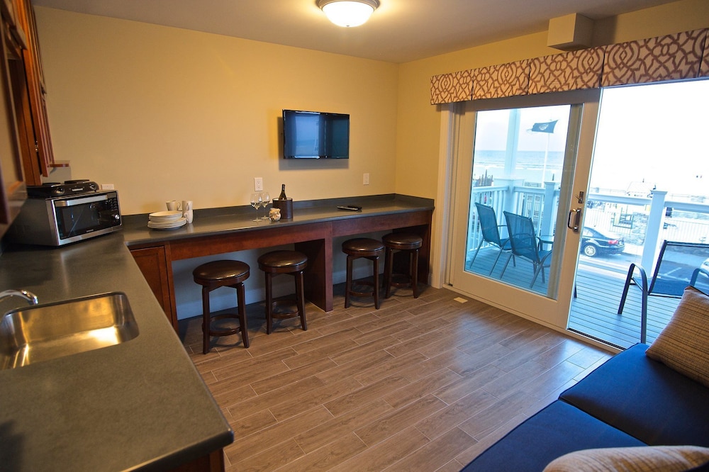 Pelham Suite, 2 Queen and 1 Sofa Bed, Kitchenette, Oceanfront Private Balcony photo 3