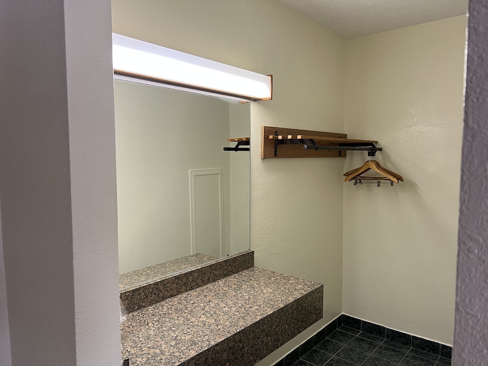 Standard Room, 1 King Bed, Jetted Tub - Photo 4