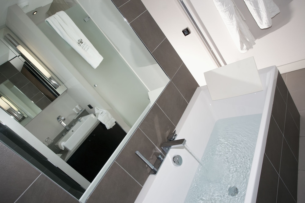 Suite - Photo 10