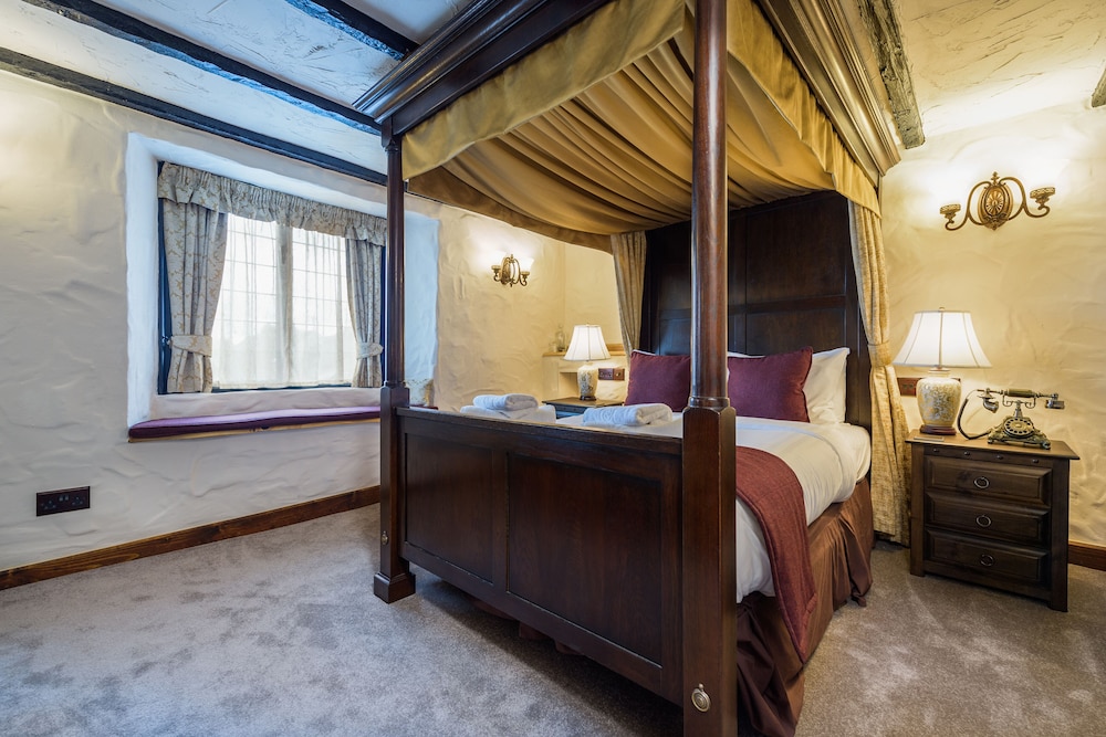 Deluxe Junior Four Poster Suite