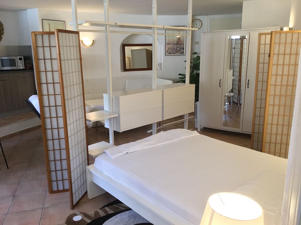 Studio, Multiple Bedrooms, Smoking