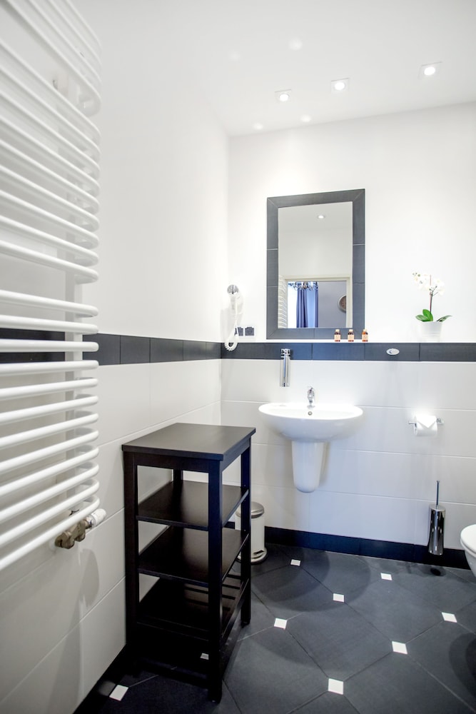 Classic Studio Suite, 3 Twin Beds, Kitchenette, Courtyard View photo 2