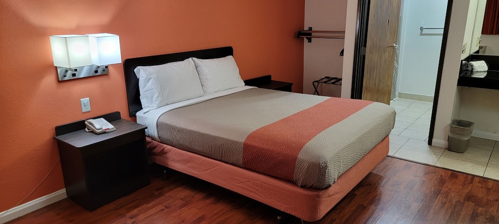 Standard Room, 1 Queen Bed, Accessible, Non Smoking - Photo 4