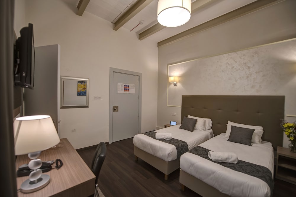 Standard Double Room Single Use - Photo 5