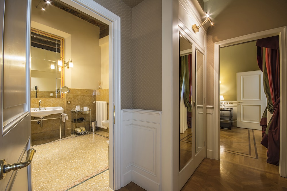 Deluxe Suite, 2 Bedrooms, Smoking - Photo 11