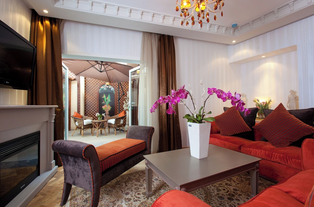 Prestige Suite with Balcony - Photo 7