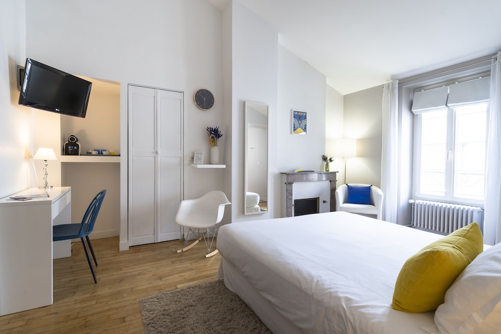 Deluxe Double Room (White Room) photo 3