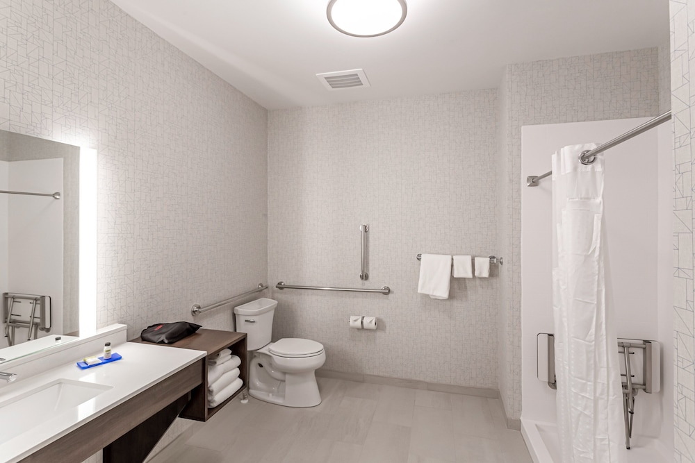 Suite, 1 King Bed, Accessible (Mobility) - Photo 4