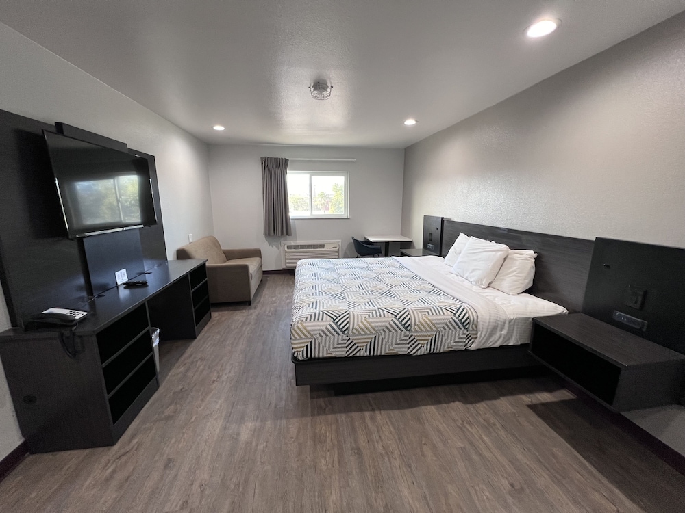 Deluxe Room, 1 King Bed, Non Smoking, Refrigerator & Microwave - Photo 2
