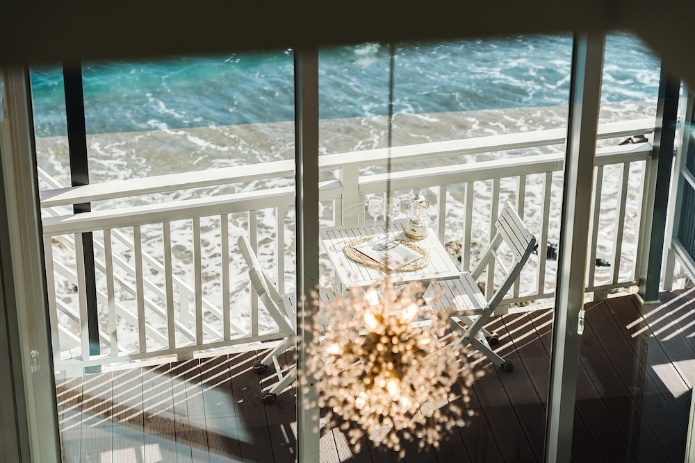 Basic Room, 1 Bedroom (A101 – 10-Second Beach Access) photo 2