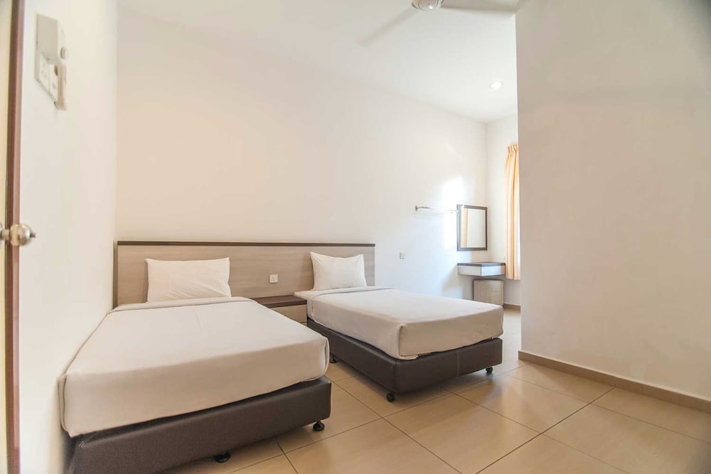 4 Bedroom, Double Storey House photo 3