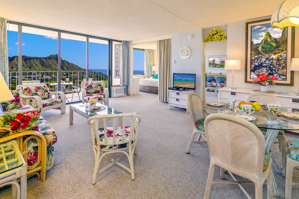 Diamond Head and Ocean views with King Bed and Parking: hotel room photo