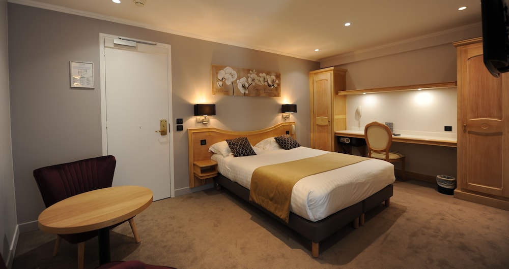 Two Adjacent Rooms photo 2