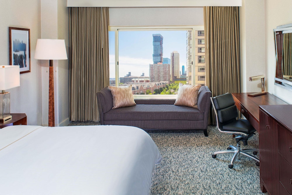 Premium Room, 1 King Bed, Corner - Photo 6