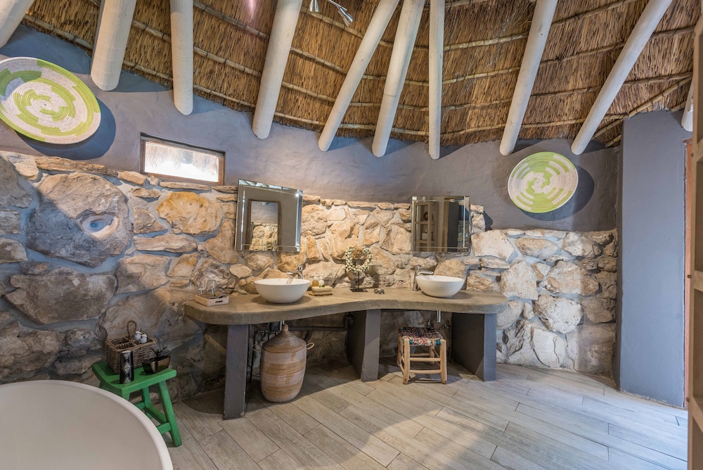 Luxury Suite, 1 King Bed, Balcony, Lagoon View photo 2
