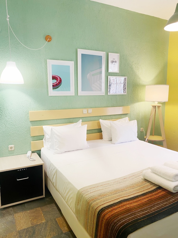 Basic Double or Twin Room, Mountain View photo 3