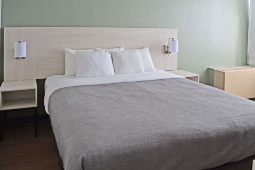 Standard Room, 1 King Bed, Non Smoking - Photo 8