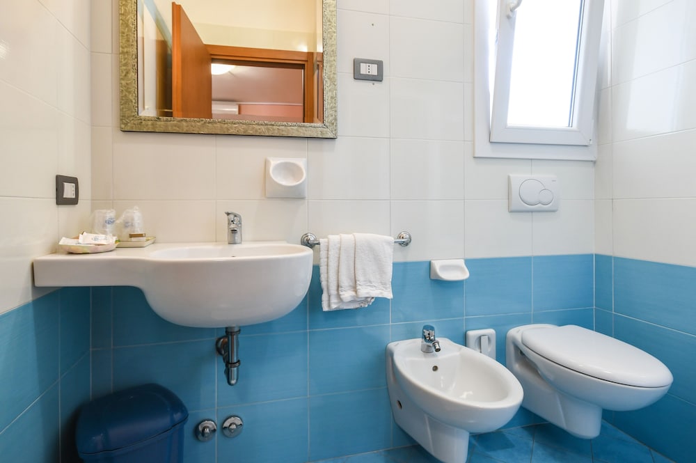 Standard Quadruple Room, Ensuite photo 3