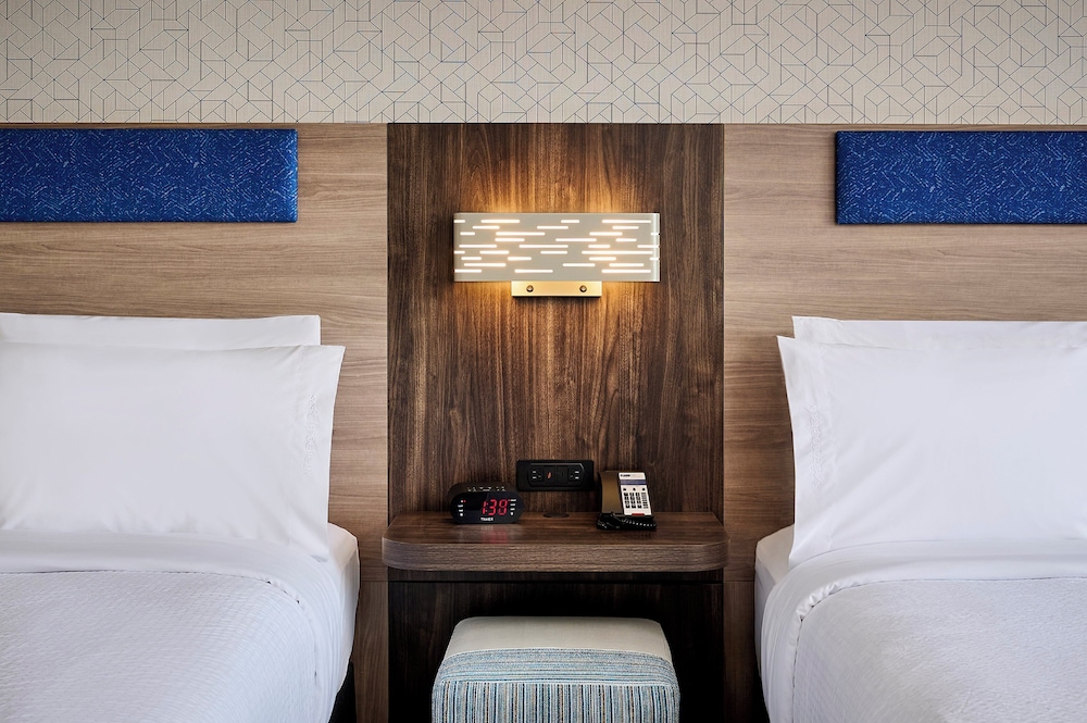 Standard Room, 2 Queen Beds, Accessible (Roll-In Shower)